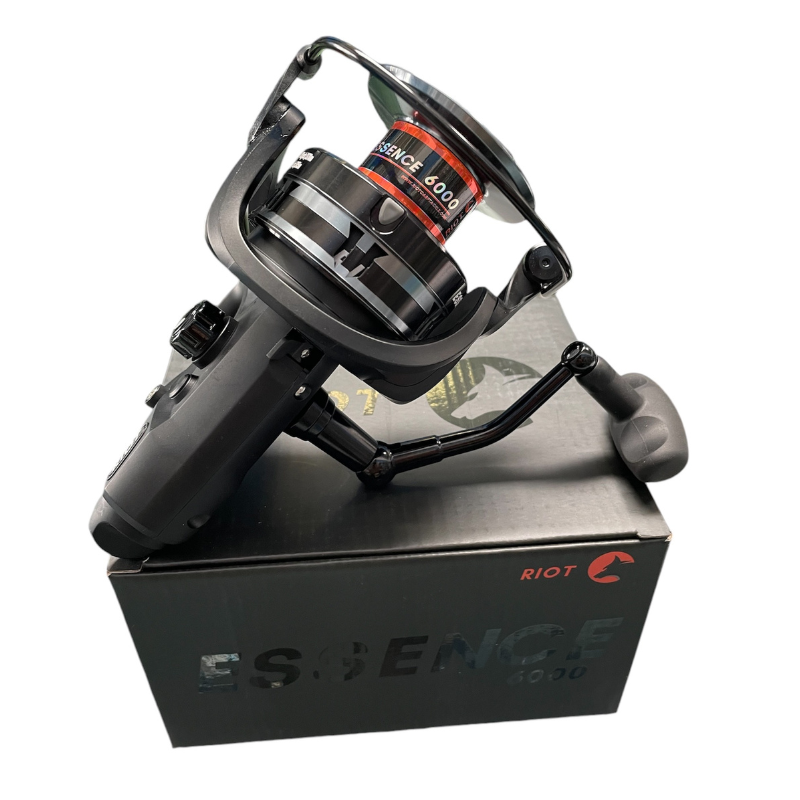 Carrete Riot Essence 6000 + Hilo Monofilamento Camuflaje 0,35mm 21kg